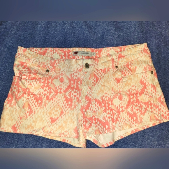 Plus size Levis shorts - Picture 2 of 10